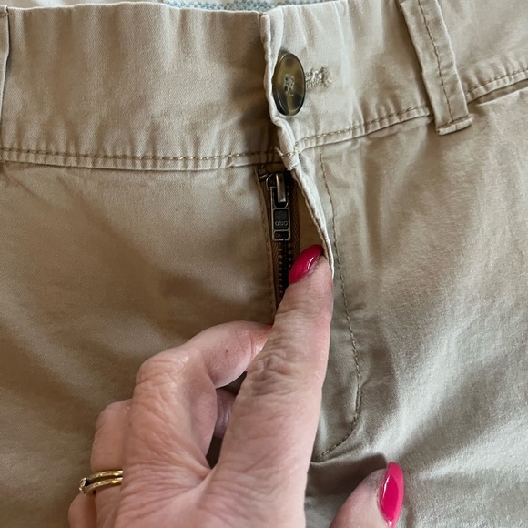 Old Navy Tan Khaki Everyday Shorts, cotton & spandex blend, Women’s size 4 - Picture 5 of 9